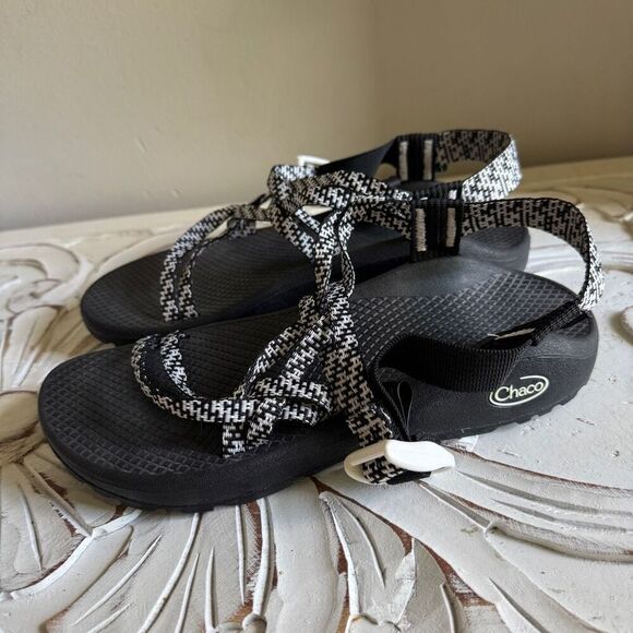 Chaco black and white cloud sandals size 7 - Picture 2 of 7